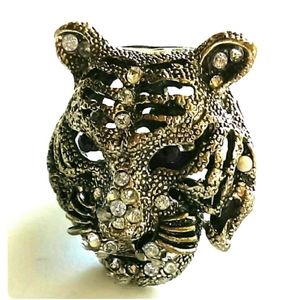 Tiger King? Silver Ring with Hinged Jaw - Moves